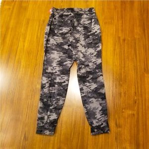 Spanx womens L stretch cargo joggers